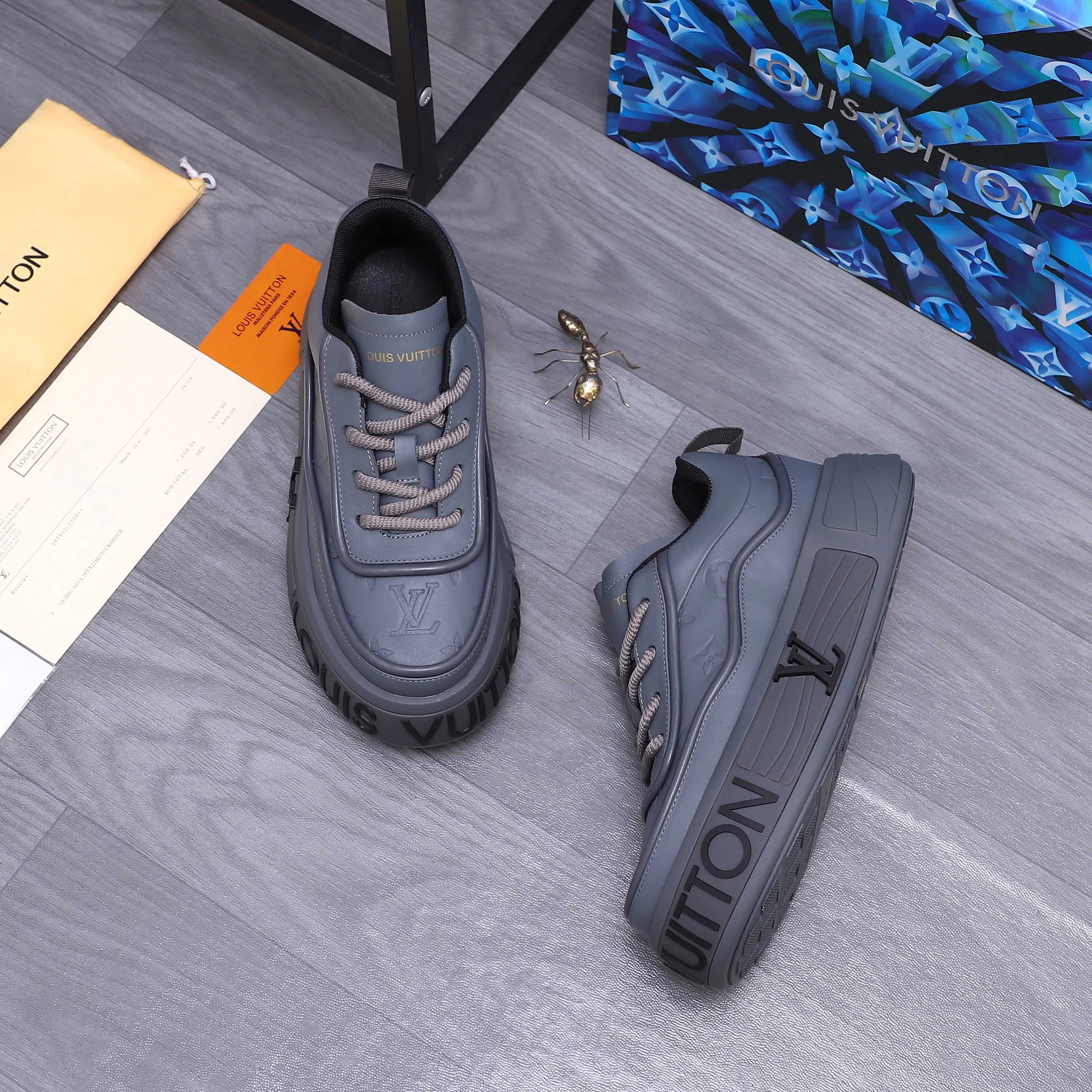 Men's shoes 💰560 Product trademark: LV [Louis Vuitton] casual shoes, regular size. Size: 38-46 (38.45.46 is custom-made and non-returnable) Product materials: Selected high-quality cowhide stitching embossed cowhide upper, cowhide insole, mesh lining, original outsole